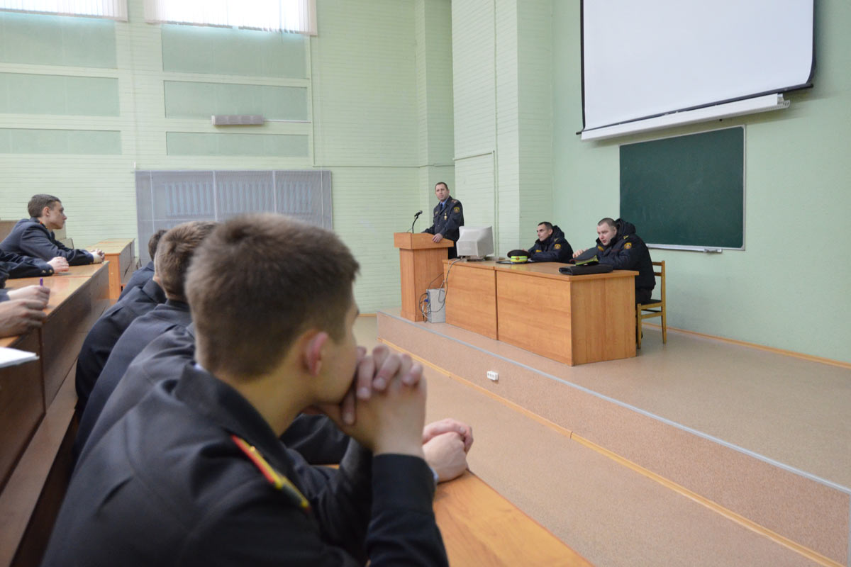 Automobile Inspectors Told About the Profession for Young Officers